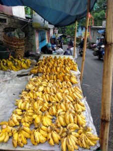 バナナ、グアバ、マンゴーなどが単品で売られていて格安です。
