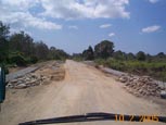 ムラボ市へ向かう道。壊れたあと修復されたようです。