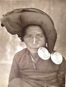 スマトラ島のカロ―バッタク民族のおばあさん