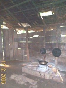 イイディンギン村の民家の台所。質素過ぎてビックリ。薪で煮炊きしています。
