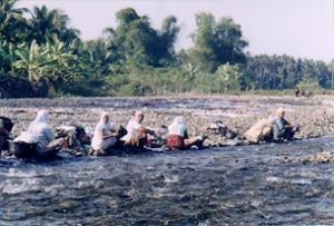 朝は川へ洗濯に行く女性たち。川の水はきれいに透き通っていました。