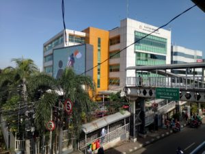 南ジャカルタ入国管理局は、駐車場が狭いのでバスウェイで行くと便利です。