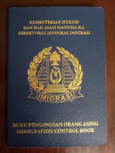 外国人管理帳はパスポートサイズ。パスポートやKITAS関係の手続きに必要なので所持するようにしましょう。